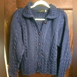 100%WOOL IRISH SWEATER.EMERALD DESIGNS.CARDIGAN W/LEATHER BUTTONS.VTG.EUC.Navy.